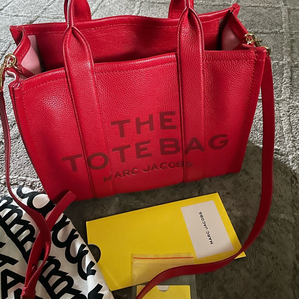 Marc Jacobs THE
LEATHER MEDIUM TOTE BAG ♥️♥️
